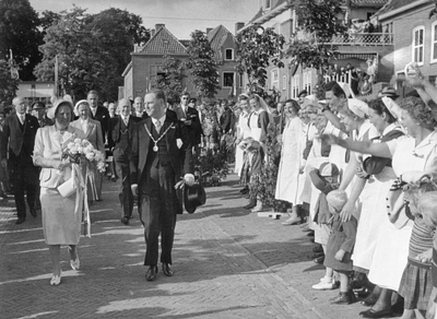 405202 Afbeelding van het bezoek van Koningin Juliana aan Rhenen, met rechts van de Koningin burgemeester mr. ...